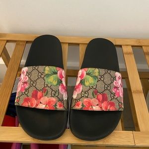 Gucci blooms slides